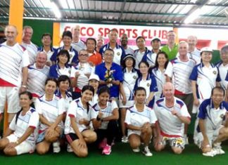 Coco Club lawn bowlers pose with members of the DD Bowlers Club of Hong Kong during their match in Pattaya, Sept. 17.