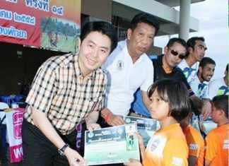 Poramet Ngampit, the Former Member of the House of Representative – Chonburi Area 7, and Praiwan Aromcheun, Vice President of Pattaya Council, hand out certificates of Basic Football Training to the young soccer stars, August 23.