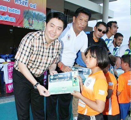 Poramet Ngampit, the Former Member of the House of Representative – Chonburi Area 7, and Praiwan Aromcheun, Vice President of Pattaya Council, hand out certificates of Basic Football Training to the young soccer stars, August 23.
