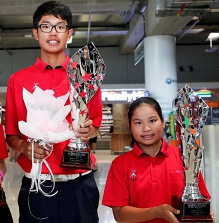 GIS golfing champions Poon (left) and Queen.