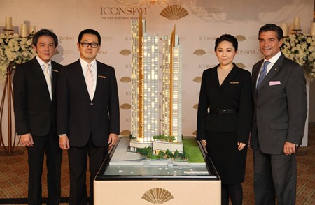 (L-R) Directors of ICONSIAM Superlux Residence Corporation Ltd., Thanawan Chaiwatana, Narong Chearavanont and Thippaporn Chearavanont Ahriyavraromp, pose with Richard Baker, Executive VP and Operations Director – Asia for Mandarin Oriental Hotel Group during the official sales announcement for the project.