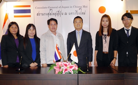 Mr. Shinya Aoki, Consul-General of Japan in Chiang Mai (4th left), and Mr. Satien Khayandee, (4th right),Chief Executive of Huaypong Sub-District Administration Organization  jointly signed the funding contract at the Consulate-General of Japan in Chiang Mai.