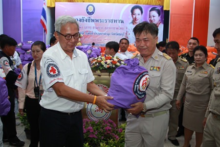 Representing HRH Princess Soamsawalee, foundation Vice President Apai Jantanajulka presents emergency supplies to Banglamung District Chief Chakorn Kanjawattana which will go to flood victims in Pattaya.