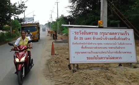 Busy Pattanakarn Road, which provides vital links to Soi Kao Noi, Soi Kao Talo, Soi Chaiyapruek, Soi Nong Hin, Nong Kabok, and Soi Nernplabwan, is being given an overhaul expected to take at least 9 months.