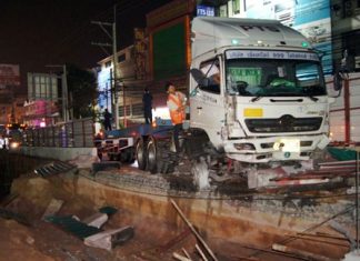 Suwit Pomareng, the driver of this Permsap 999 Logistics truck, told police that he was cut off by a motorbike. The accident caused a major traffic jam.