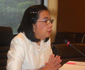 Education Department Deputy Director Supranee Jinda met with educators to discuss introducing Russian and Chinese language courses in local schools.