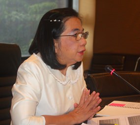 Education Department Deputy Director Supranee Jinda met with educators to discuss introducing Russian and Chinese language courses in local schools.