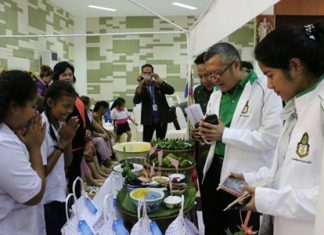 Dr. Paiboon Phosuwan, director of curriculum planning & local development at King Prajadhipok’s Institute, leads a delegation to inspect Nongprue Kindergarten.