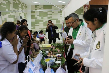 Dr. Paiboon Phosuwan, director of curriculum planning & local development at King Prajadhipok’s Institute, leads a delegation to inspect Nongprue Kindergarten.