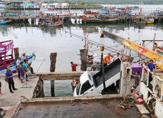 It took about an hour to lift Somrak Kaewpong’s vehicle after the bridge collapsed under its weight.