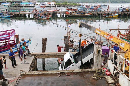 It took about an hour to lift Somrak Kaewpong’s vehicle after the bridge collapsed under its weight.