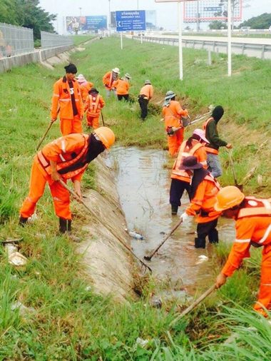 City crews dig out mud and debris from blocked drains to address flooding along Highway 7.