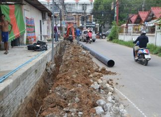 Sukasem workers replace water pipes along Soi 17 Thepprasit.