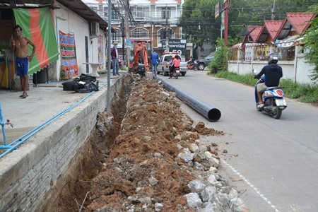 Sukasem workers replace water pipes along Soi 17 Thepprasit.