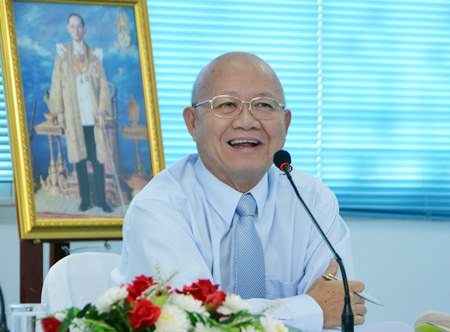 Deputy Mayor Wattana Chantanawaranon chairs the budget meeting for the city’s public schools.