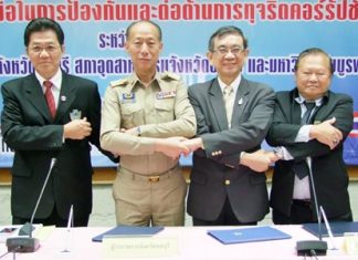 Gov. Khomsan Ekachai shakes hands over a non-corruption pact with members of the Chonburi Chamber of Commerce, Chonburi Federation of Industry, and Burapa University at Chonburi City Hall.
