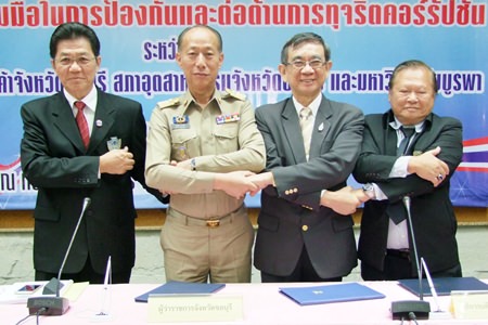 Gov. Khomsan Ekachai shakes hands over a non-corruption pact with members of the Chonburi Chamber of Commerce, Chonburi Federation of Industry, and Burapa University at Chonburi City Hall.