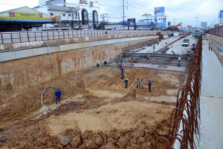 A look into the other side of the fence - the central Pattaya tunnel is said to be about 15% complete.