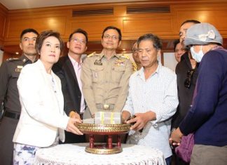 The victim’s father accepts the 2.8 million baht compensation for his daughter’s death.