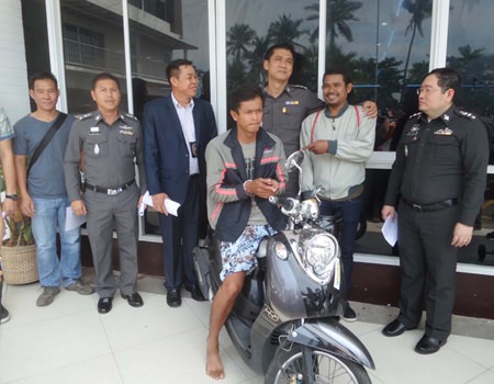 Tanit Pornsit points to Sarawuth Thongpaiboon saying, that’s my motorbike and that’s the man who stole it.