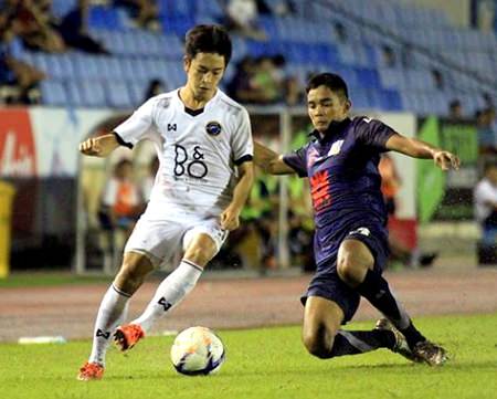 Pattaya United’s Lee Won-young (left) evades the challenge of Air Force defender Thammada Kokyai during their Division 1 fixture at the Thupatemee Stadium in Rangsit, Bangkok, Sunday, October 4. (Photo courtesy Pattaya United)