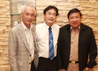 Kongeak Chaipak Siriwat, president of the Hockey Association Thailand to Pattaya recently visited Pattaya City Hall and was greeted by deputy mayor Ronakit Eaksingh before they discussed the possibilities of hosting the qualifying round for the Men’s World Floorball Championships 2016.