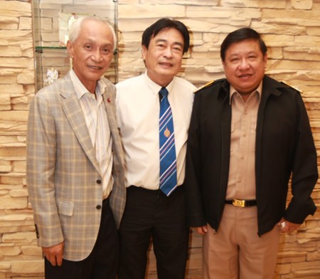 Kongeak Chaipak Siriwat, president of the Hockey Association Thailand to Pattaya recently visited Pattaya City Hall and was greeted by deputy mayor Ronakit Eaksingh before they discussed the possibilities of hosting the qualifying round for the Men’s World Floorball Championships 2016.