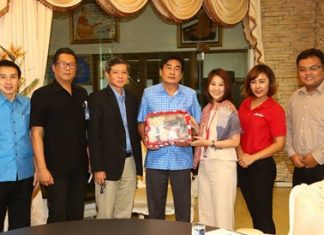 Deputy Mayor Ronakit Ekasingh (center) welcomes Thai AirAsia Product Manager Sasitorn Srisamai (3rd left) and agents for Thai AirAsia during their recent visit to city hall.