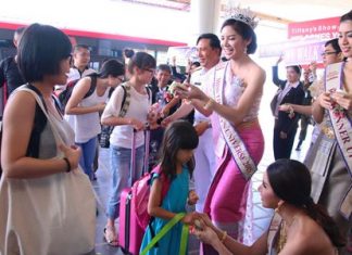 Airport director Rear Adm. Wasinsan Jantawarin (background, center) welcomes the first Chinese tourists from Nanning who arrived aboard Thai Air Asia’s newest flight from China to U-Tapao-Rayong-Pattaya Airport.