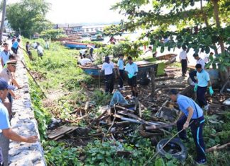 Sailors clean coastal towns for Navy Day Sailors and officers join community residents in cleaning up the shoreline to commemorate Navy Day in Thailand.