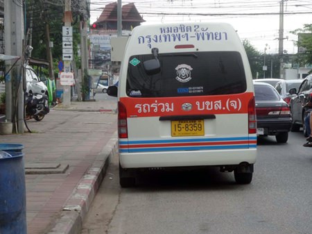 Minivan operators have set up a station on South Pattaya Road near Sukhumvit, causing traffic snarls near the lights.