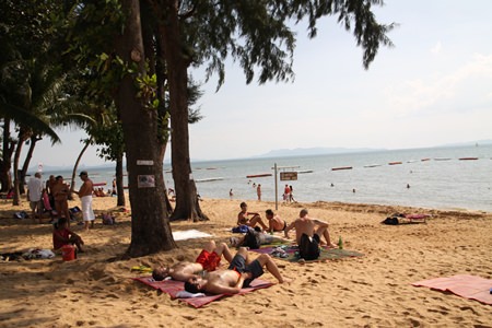 Chair and umbrella vendors may not like it, but “no chairs Wednesday” is a hit among Pattaya tourists.