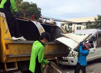 Nongprue Sub-district workers remove garbage and large pieces of rubbish from Chaiyapornvitee Road.