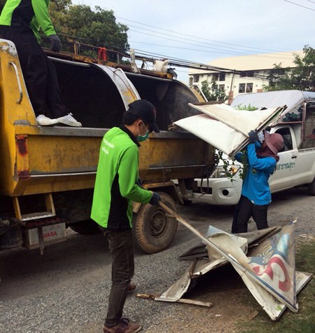 Nongprue Sub-district workers remove garbage and large pieces of rubbish from Chaiyapornvitee Road.