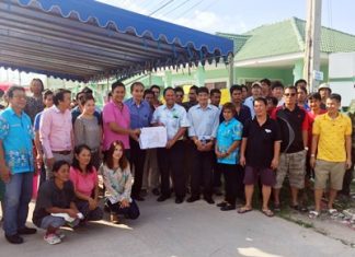 Takientia District Chief Manop Prakobtham, Sutas Nutpan, director of the Pattaya Waterworks Department, and soldiers met angry homeowners in Sooksiri Village, which has had no steady water supply for several years.