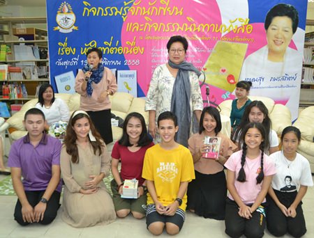 Kasemsuk ‘Auntie Sai’ Pamornsatit (standing center) read to Pattaya School No. 11 students in the school’s library.