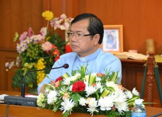 Father Ray Foundation Vice President Rev. Michael Picharn Jaiseri reports results from the academic year to Pattaya’s city officials and the school’s board members.