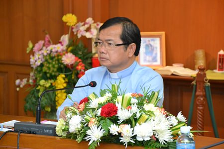 Father Ray Foundation Vice President Rev. Michael Picharn Jaiseri reports results from the academic year to Pattaya’s city officials and the school’s board members.