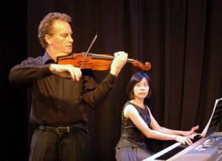 Jonathon Glonek (violin) and Usa Napawan perform at Ben’s. (Photo: Colin Kaye)
