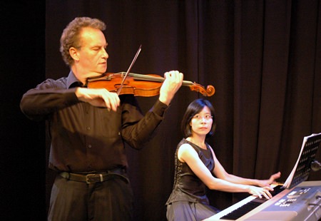Jonathon Glonek (violin) and Usa Napawan perform at Ben’s. (Photo: Colin Kaye)