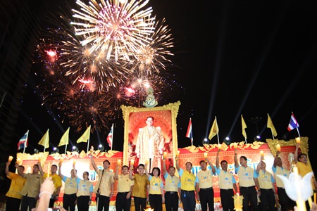 Fireworks punctuate the end of the national anthem, with singing being led by Mayor Itthiphol Kunplome and city leaders, as thousands of people gathered at Bali Hai in South Pattaya to pay their highest respects and best wishes for HM King Bhumibol Adulyadej the Great on the auspicious occasion of the 88th Royal Anniversary of His birth.  From alms offerings to monks to gifts of flowers from elephants, the Eastern Seaboard marked the 88th birthday of HM King Bhumibol Adulyadej the Great with meritorious activities, good deeds and fireworks. 