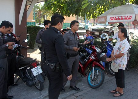 Pranee Kijsakul reports the strange mugging to police.