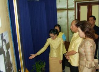 Gov. Khomsan Ekachai tours the exhibition of HM the King’s royal projects in the province.
