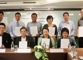 Sanphet Suphabuansathien, president of the Thai Hotels Association Eastern Region, joined Green Leaf Thailand Vice President Wiwan Pongbooronakij and hotel management to sign an agreement to adopt the recommendations of the Thai Health Promotion Foundation.
