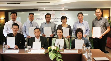 Sanphet Suphabuansathien, president of the Thai Hotels Association Eastern Region, joined Green Leaf Thailand Vice President Wiwan Pongbooronakij and hotel management to sign an agreement to adopt the recommendations of the Thai Health Promotion Foundation.