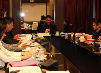 City Councilman Rattanachai Sutidechanai (center) said city hall is considering banning alcohol sales at its three-day Pattaya Countdown concert and fireworks festival at Bali Hai Pier.