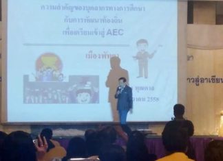 Damrong Phutthan, founder of the ‘Khu Srang Khu Som’ magazine gives the keynote address.