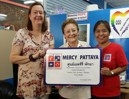 The Rotary Club of Jomtien-Pattaya donated 20,000 baht to help flood victims and united with Mercy Pattaya to help with flood relief in the community.