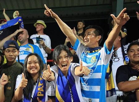 Pattaya United supporters celebrate their team’s return to the Thai Premier League following an absence of 3 years. (Photo courtesy Pattaya United)