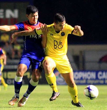 Pattaya United’s Spanish forward Borja Navarro (right) tussles for the ball with Trat FC’s Songphol Kaentao during their Division 1 fixture at the Nongprue Stadium in Pattaya, Saturday, Dec. 5. United won the match 4-2 and now need just 1 point from their remaining 2 fixtures to guarantee a return to the top flight of Thai football for the first time in three seasons. (Photo courtesy Pattaya United FC)